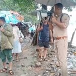 अलर्ट मोड पर दून पुलिस लगातार हो रही भारी बरसात के दृष्टिगत पुलिस द्वारा गंगा घाटों पर स्नान व नदी/नालों के किनारे रहने वाले लोगों को किया जा रहा सचेत