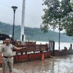 ऋषिकेश क्षेत्र में गंगा नदी का जलस्तर खतरे के निशान से ऊपर पहुँचने के कारण पुलिस द्वारा गंगा घाटों में लोगो की आवाजाही की बंद