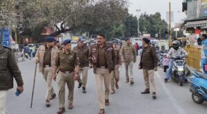 एसएसपी देहरादून द्वारा शहर के व्यस्ततम मार्गो/भीड़ भाड़ वाले स्थानों का पैदल भ्रमण कर लिया सुरक्षा व्यवस्था का जायजा