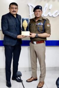 जनपद देहरादून से एसटीएफ उत्तराखण्ड स्थानान्तरण होने पर वरिष्ठ पुलिस अधीक्षक अजय सिंह को दून पुलिस ने दी भावभीनी विदाई