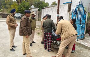 एसएसपी दून के निर्देशो पर संदिग्धों की तलाश हेतु जनपद के नगर तथा देहात क्षेत्र में लगातार वृहद स्तर पर चल रहा सत्यापन अभियान
