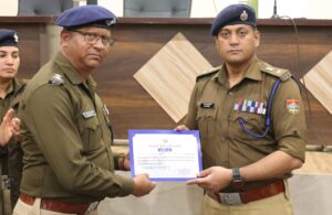 उत्कृष्ट कार्य करने वाले पुलिस कर्मियों को एसएसपी दून ने थपथपाई पीठ