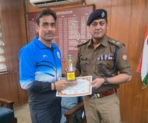 बैडमिंटन प्रतियोगिता में पदक विजेता पुलिस कर्मी ने एसएसपी दून से की शिष्टाचार भेंट