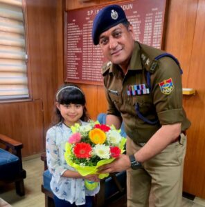 नन्ही मुस्कान और खाकी का सम्मान जब एसएसपी देहरादून से मिलने पहुँची उनकी एक नन्ही प्रशंसक