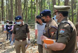 राजधानी में सनसनी जंगल में महिला की सडी गली लाश मिलने से मचा हड़कंप:S.S.P ने मौके पर जाकर किया निरीक्षण