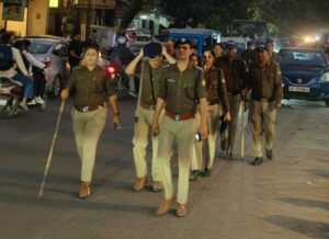 आगामी पर्वो के दौरान शांति एवं कानून व्यवस्था बनाए रखने हेतु एसएसपी दून के निर्देशों पर पुलिस ने किया फ्लैग मार्च