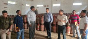 जिला प्रशासन की बड़ी कार्यवाही 17 गैस एजेंसियों, 45 प्रतिष्ठानों; 05 पेट्रोलपम्प का औचक निरीक्षण; 19 गैस सिलेंडर जब्त; गैस की कालाबाजारी में 02 गिरफ्तार; 2 मुकदमें दर्ज