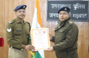 प्रयागराज महाकुंभ-2025 में पौड़ी पुलिस के 03 जवानों ने बढ़ाया था गौरव पौड़ी ssp सर्वेश पंवार ने  किया सम्मानित