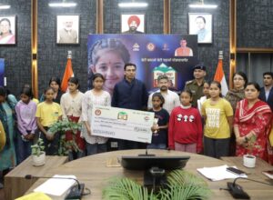 नवरात्र के पावन अवसर पर डीएम ने की देवियों की स्तुति; 10 बालिकाओं की शिक्षा पुनर्जीवित