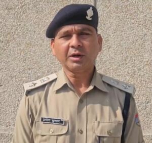 युवको के दो पक्षो मे झगडे/मार-पीट के दौरान गंभीर रूप से घायल युवक की अस्पताल मे मृत्यु के प्रकरण मे 03 अभियुक्तों को दून पुलिस ने लिया हिरासत