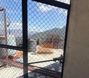 मसूरी में अवैध निर्माण पर एमडीडीए का शिकंजा, कैमल बैंक रोड स्थित भवन सील