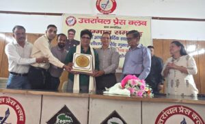 उत्तराखंड साहित्य गौरव सम्मान से सम्मानित शीशपाल गुसाईं का प्रेस क्लब में अभिनंदन