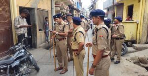 आपरेशन प्रहार के तहत दून पुलिस ने फ्लैग मार्च कर हुडदंगियों/अपराधियों को दिया कडा सन्देश