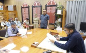 सोमवार जनदर्शन में शासकीय आपात बैठक के चलते डीएम से मिलने से वंचित रहे करीब 100 फरियादी तो डीएम ने आज उन्हें आमंत्रित कर फिर लगाया जन दरबार इत्मिनान से निपटाई शिकायतें