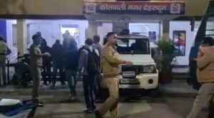 शराबियों की बारात लेकर थाने पहुँची दून पुलिस की बस सेवा