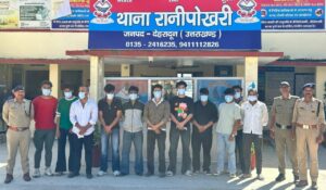 सार्वजनिक स्थान पर हुडदंग करने वालों को दून पुलिस ने पढाया कानून का पाठ