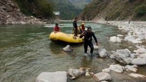 यमुना पुल के समीप ट्रक दुर्घटना में लापता व्यक्ति की SDRF द्वारा सर्चिंग जारी