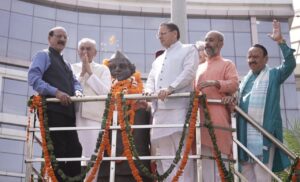 हिमालय पुत्र” श्रद्धेय हेमवती नंदन बहुगुणा जी की 107वीं जयंती के अवसर पर सूबे के मुख्यमंत्री पुष्कर सिंह धामी, पूर्व मुख्यमंत्री विजय बहुगुणा, कैबिनेट मंत्री सुबोध उनियाल एवं कैबिनेट मंत्री सौरभ बहुगुणा ने देहरादून में उनकी प्रतिमा पर माल्यार्पण कर भावभीनी श्रद्धांजलि अर्पित की