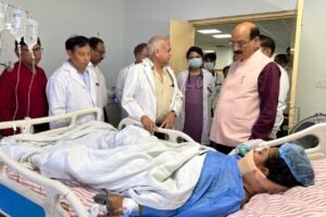 एक्शन मोड में स्वास्थ्य मंत्री सुबोध उनियाल अस्पताल पहुंच मरीजों से जाना हाल, लापरवाही पर चेतावनी