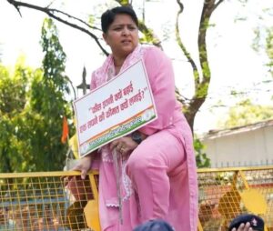 परेड ग्राउण्ड स्थित पानी की टंकी पर चढ़कर स्वयं के आत्मदाह की धमकी देने व सरकारी कार्यों में बाधा डालने पर उत्तराखण्ड महिला कांग्रेस प्रदेश अध्यक्ष ज्योति रौतेला व अन्य व्यक्तियों के विरुद्ध कोतवाली डालनवाला पर दर्ज किया गया अभियोग