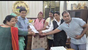 पानी की समस्या से जनता त्राहिमाम त्राहिमाम करती नजर आ रही है लेकिन समस्या का हल नहीं हो पाया कांग्रेस की वरिष्ठ नेता सुनीता प्रकाश ने लिया संज्ञान