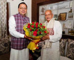 मुख्यमंत्री पुष्कर सिंह धामी ने रविवार को पूर्व मुख्यमंत्री उत्तराखण्ड एवं महाराष्ट्र के पूर्व राज्यपाल भगत सिंह कोश्यारी के आवास पर पहुंचकर उन्हें भारत सरकार द्वारा देश के प्रतिष्ठित नागरिक सम्मान “पद्म भूषण” से सम्मानित किए जाने पर बधाई एवं शुभकामनाएं दीं