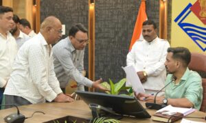 समाधान दिवस में डीएम ने सुनीं 194 जन शिकायतें, समयबद्ध निस्तारण के सख्त निर्देश,