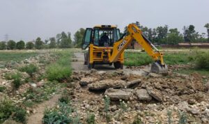 50 बीघा में काटी जा रही अवैध कॉलोनी पर एमडीडीए का बुलडोजर
