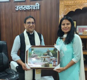 उत्तराखंड क्रांति दल जिला उत्तरकाशी की ओर से जिलाधिकारी उत्तरकाशी से शिष्टाचार भेंट कर उन्हें जिले में उनके द्वारा किए गए सराहनीय कार्यों के लिए सम्मानित किया