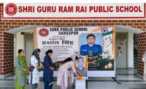 एसजीआरआर पब्लिक स्कूल सहसपुर में दी गई शहीद स्क्वाड्रन लीडर प्रशांत सिंह को श्रद्धांजलि