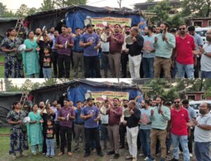 धरने के 43वें दिन बेरोजगार लैब तकनीशियनों ने थाली बजाकर सरकार को जगाने और मोमबत्ती जलाकर न्याय की मांग उठाई