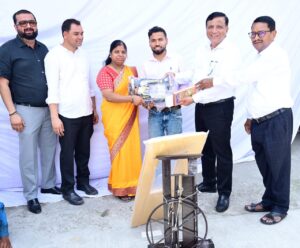 सीएम को सौंपा ज्ञापन, शाम तक मिली सिलाई मशीन