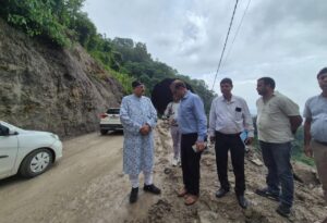लोनिवि मंत्री महाराज ने किया मसूरी, कोल्हूखेत, पानी वाले बैंड सड़क का औचक निरीक्षण