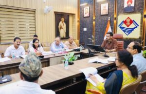 जिला चिकित्सालय के घटते राजस्व के कारणों की जांच कर विस्तृत रिपोर्ट प्रस्तुत करने के डीएम ने दिए निर्देश