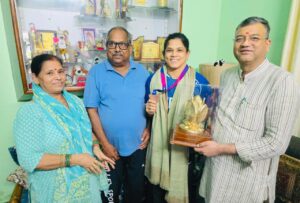 कॉमनवेल्थ गेम्स में कांस्य पदक जीतने वाली उन्नति शर्मा को मेयर सौरभ थपलियाल ने किया सम्मानित