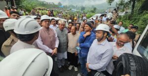 बेहद खराब मौसम के बीच भी पीपलकोटी पहुंचे मुख्यमंत्री धामी