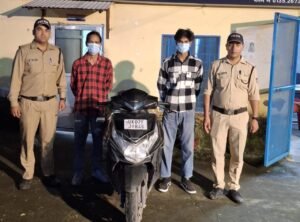 नियमो के उल्लंघन पर सख्त दून पुलिस दोनों युवकों के स्कूटी में शराब पीने का वीडियो सोशल मीडिया में हुआ था वायरल