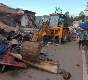 मसूरी के रॉक स्टोन पर चला एमडीडीए का बुलडोजर, अपर माल रोड पर अनाधिकृत निर्माण ध्वस्त
