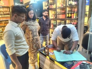शराब की दुकानों पर ओवररेटिंग एवं अनियमितताओं की शिकायतों पर डीएम का एक्शन