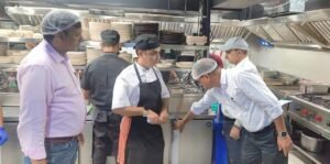 त्योहारी सीजन में खाद्य सुरक्षा विभाग का एक्शन तेज, राजपुर रोड के नामी कैफे-रेस्टोरेंट में छापेमारी
